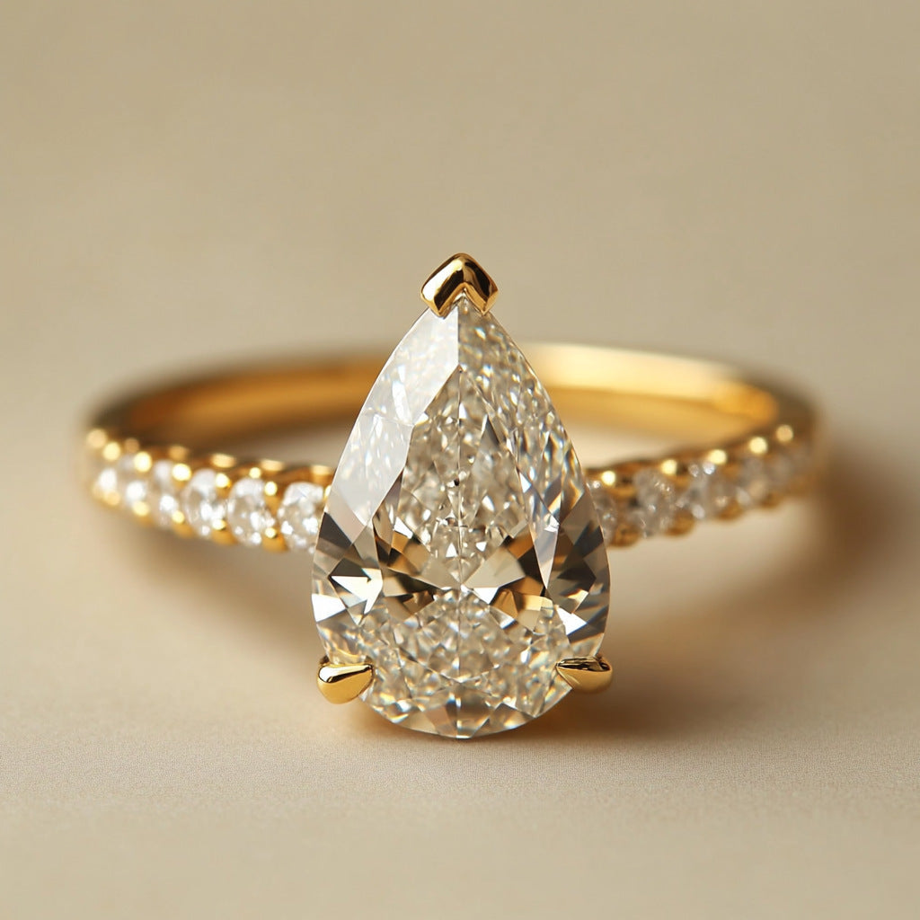 Elegante vergulde ring in druppelstijl ingelegd met zirkonia