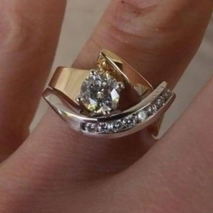 Elegante tweekleurige goudkleurige swirl ring met rond geslepen zirkonia