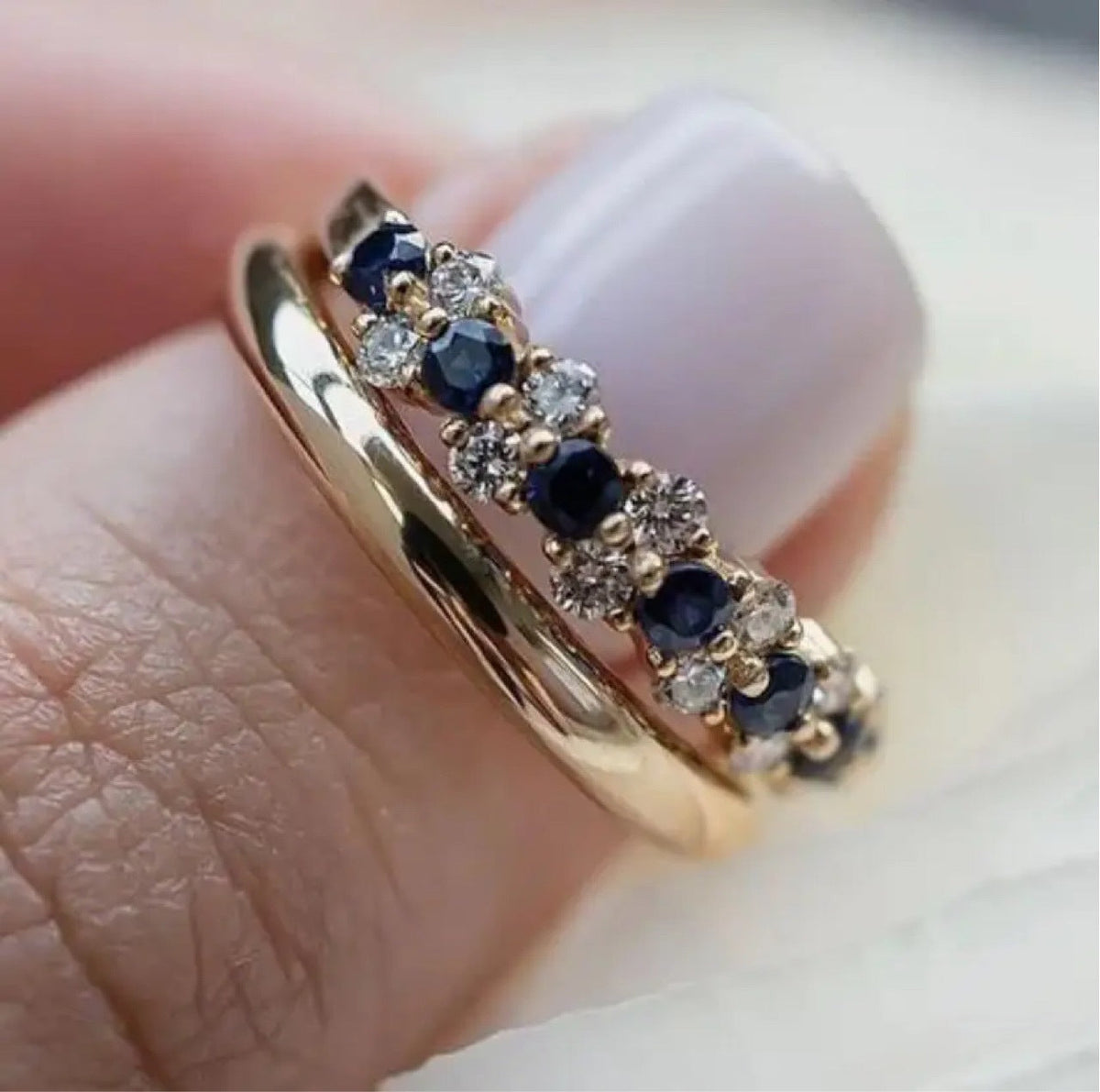 Elegante vergulde ring bezet met geometrische blauwe zirkonia