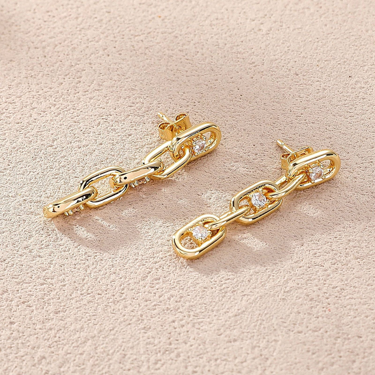 Elegante goudkleurige schakel oorbellen met zirkonia