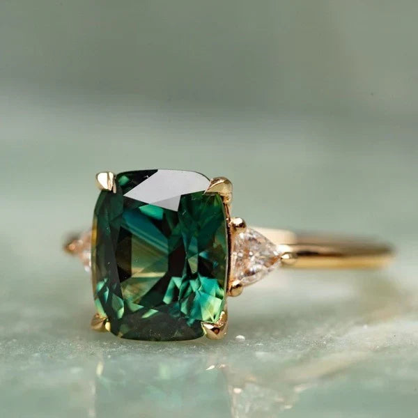 Vintage-geïnspireerde goudkleurige ring met groene edelsteen