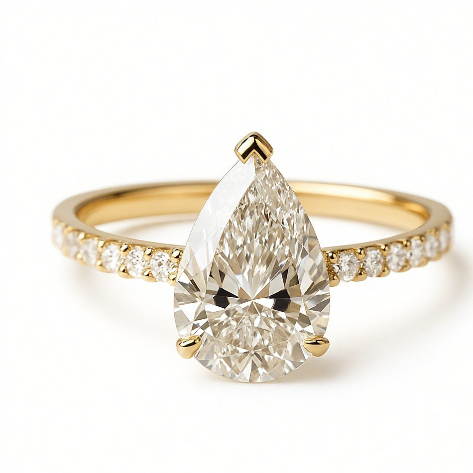 Elegante vergulde ring in druppelstijl ingelegd met zirkonia