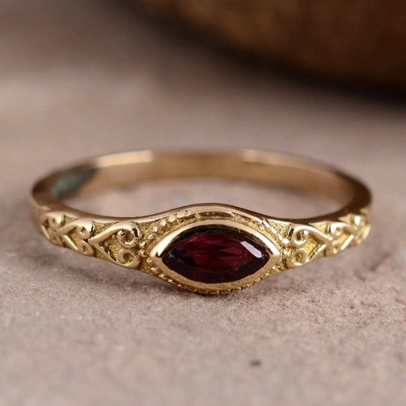 Vintage vergulde filigrein ring met rood kristal