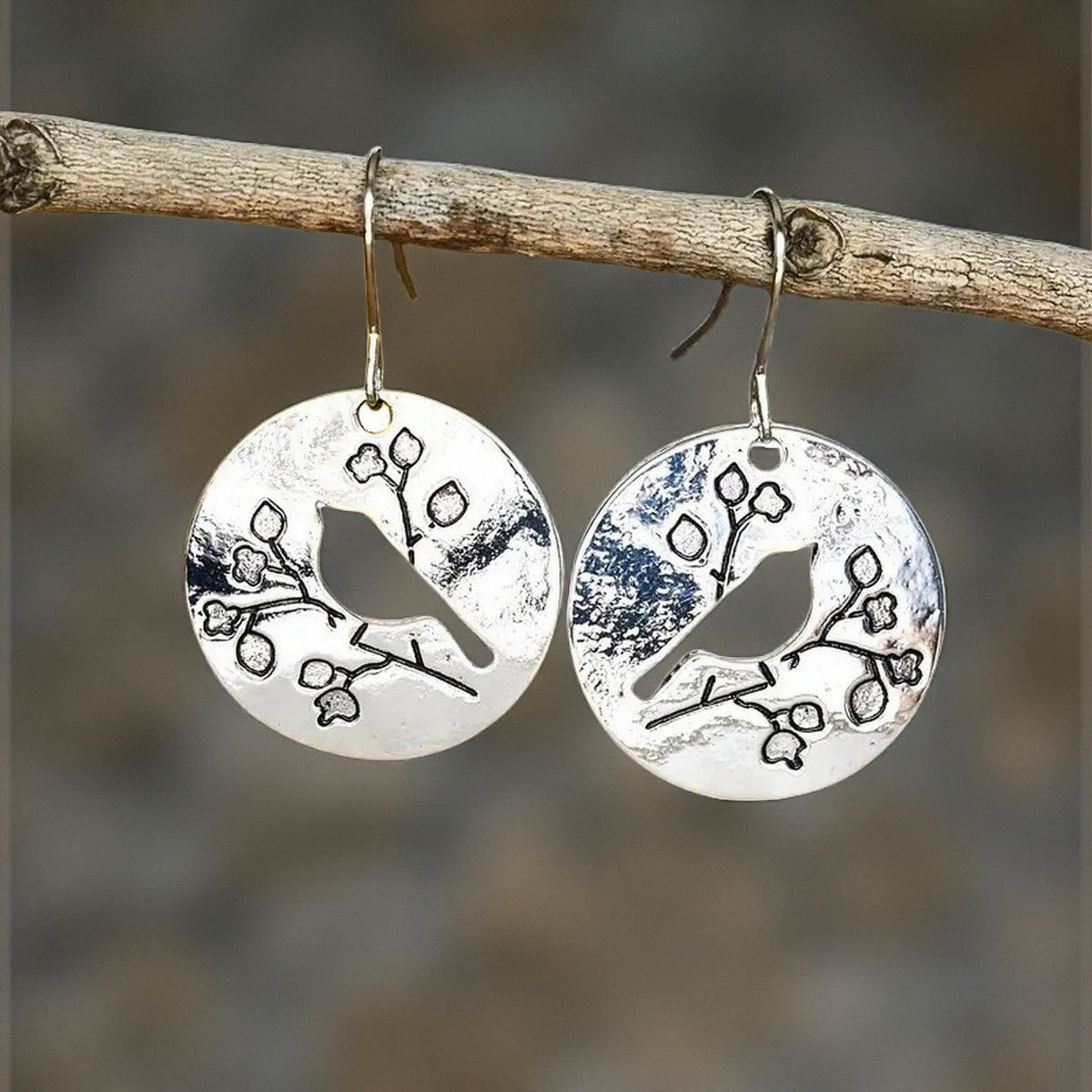 Vintage zilverkleurige oorhangers met vogelmedaillon