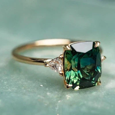 Vintage-geïnspireerde goudkleurige ring met groene edelsteen