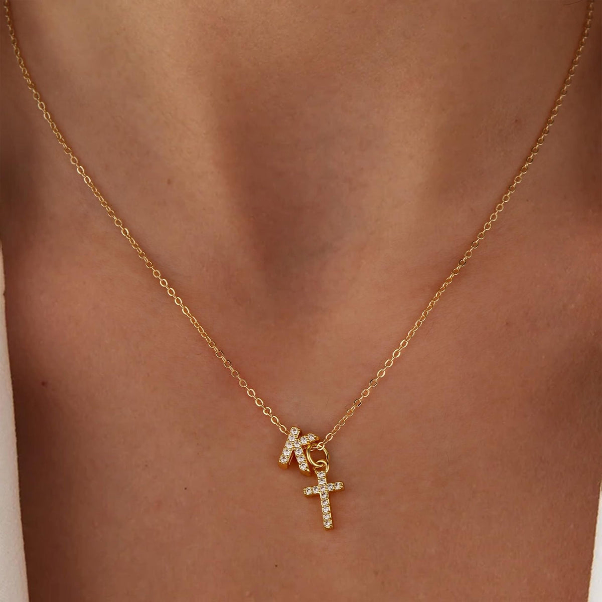 Fijne diamanten ketting met initiaal- en kruishanger