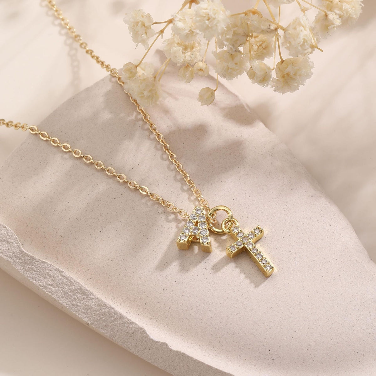 Fijne diamanten ketting met initiaal- en kruishanger