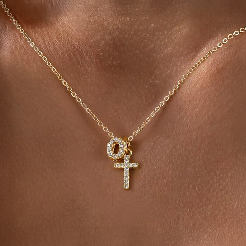 Fijne diamanten ketting met initiaal- en kruishanger