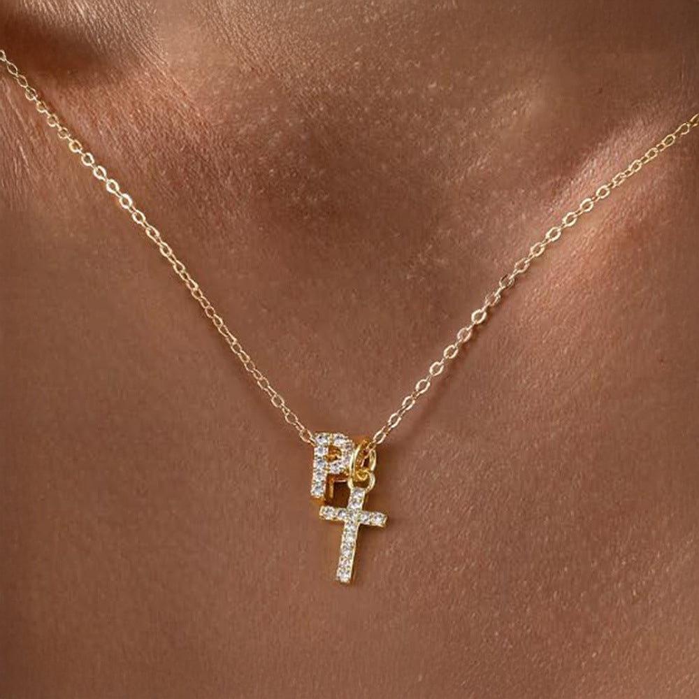 Fijne diamanten ketting met initiaal- en kruishanger