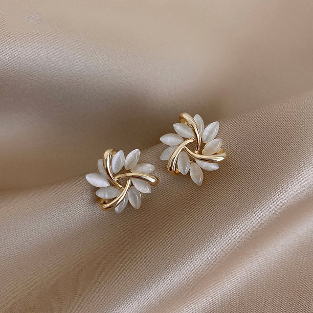 Elegante en verfijnde goudkleurige ronde opalen bloem oorknopjes