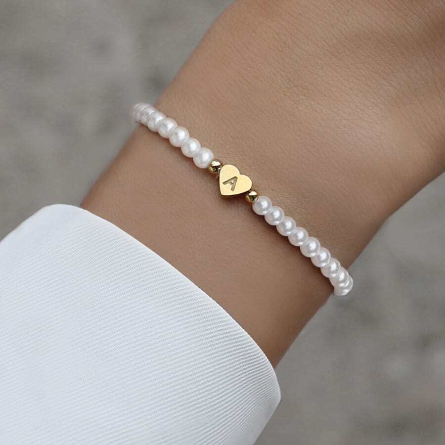 Gepersonaliseerde parelkralen armband met hartvormige initiaalbedel