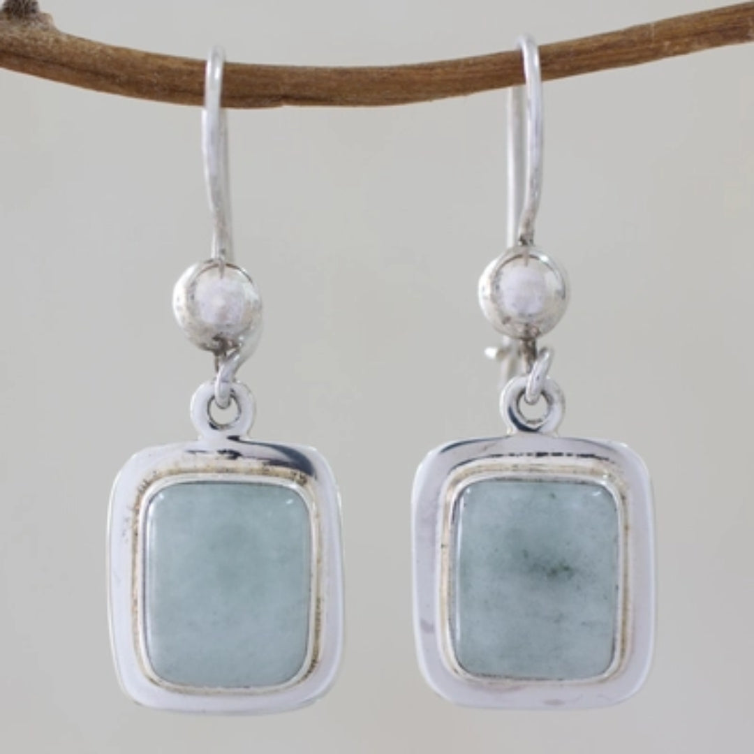 Vintage zilverkleurige oorhangers met omlijste blauwe steen