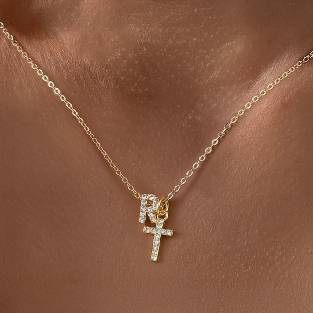 Fijne diamanten ketting met initiaal- en kruishanger