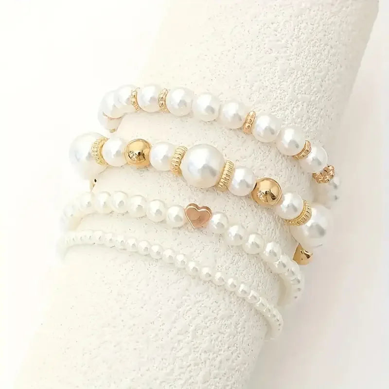 Stoere goudkleurig geaccentueerde parel armbandenstapel