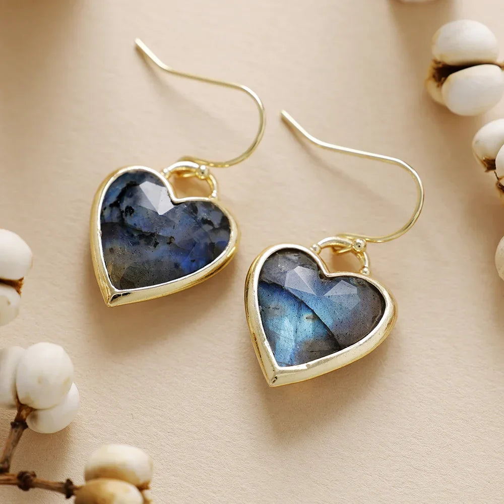 Elegante vergulde oorbellen met liefdesband