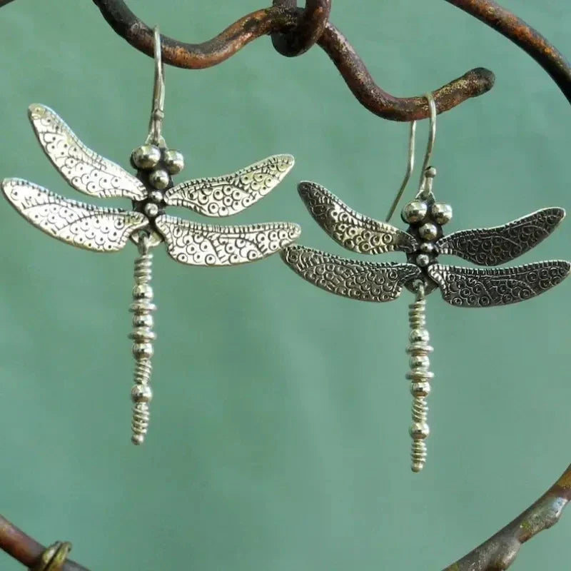 Zilverkleurige vintage retro oorbellen met gegraveerd libellepatroon