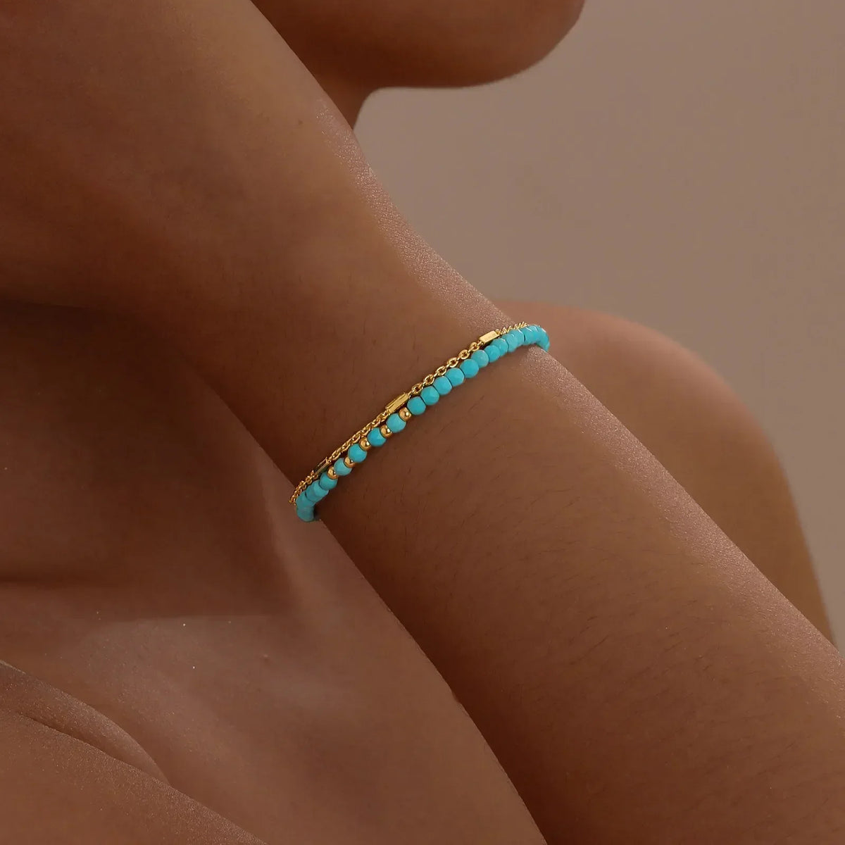 Tijdloze goudkleurige dubbele schakelarmband met turkoois