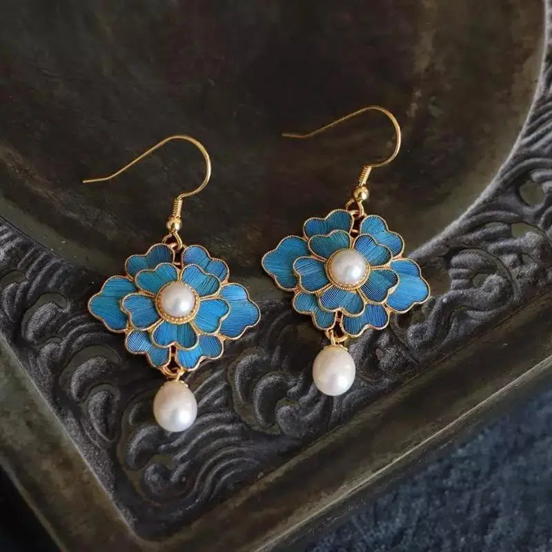 Vintage oorhangers met blauw emaille bloem en parel