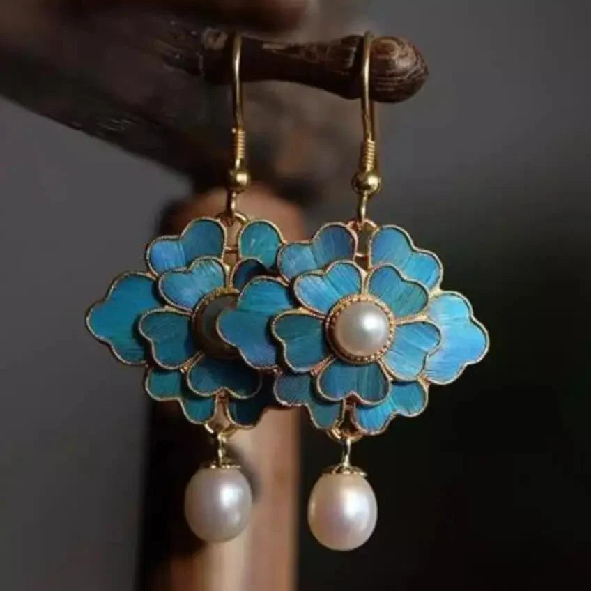 Vintage oorhangers met blauw emaille bloem en parel