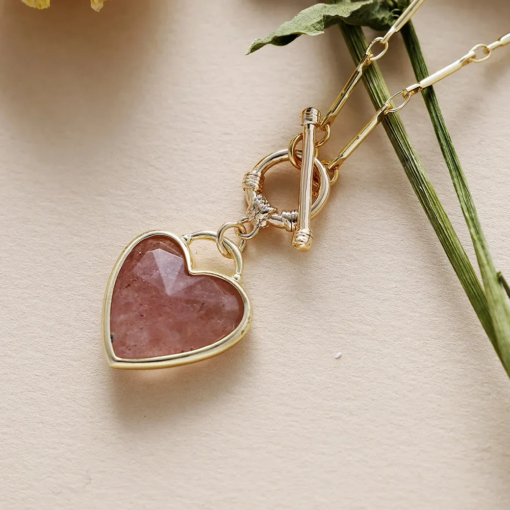 Elegante vergulde schakelketting met liefdesband