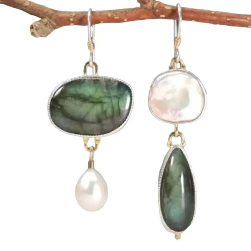 Elegante statement oorhangers met labradoriet en parel
