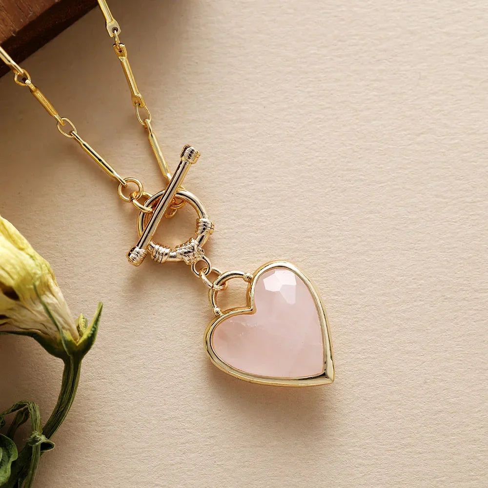 Elegante vergulde schakelketting met liefdesband