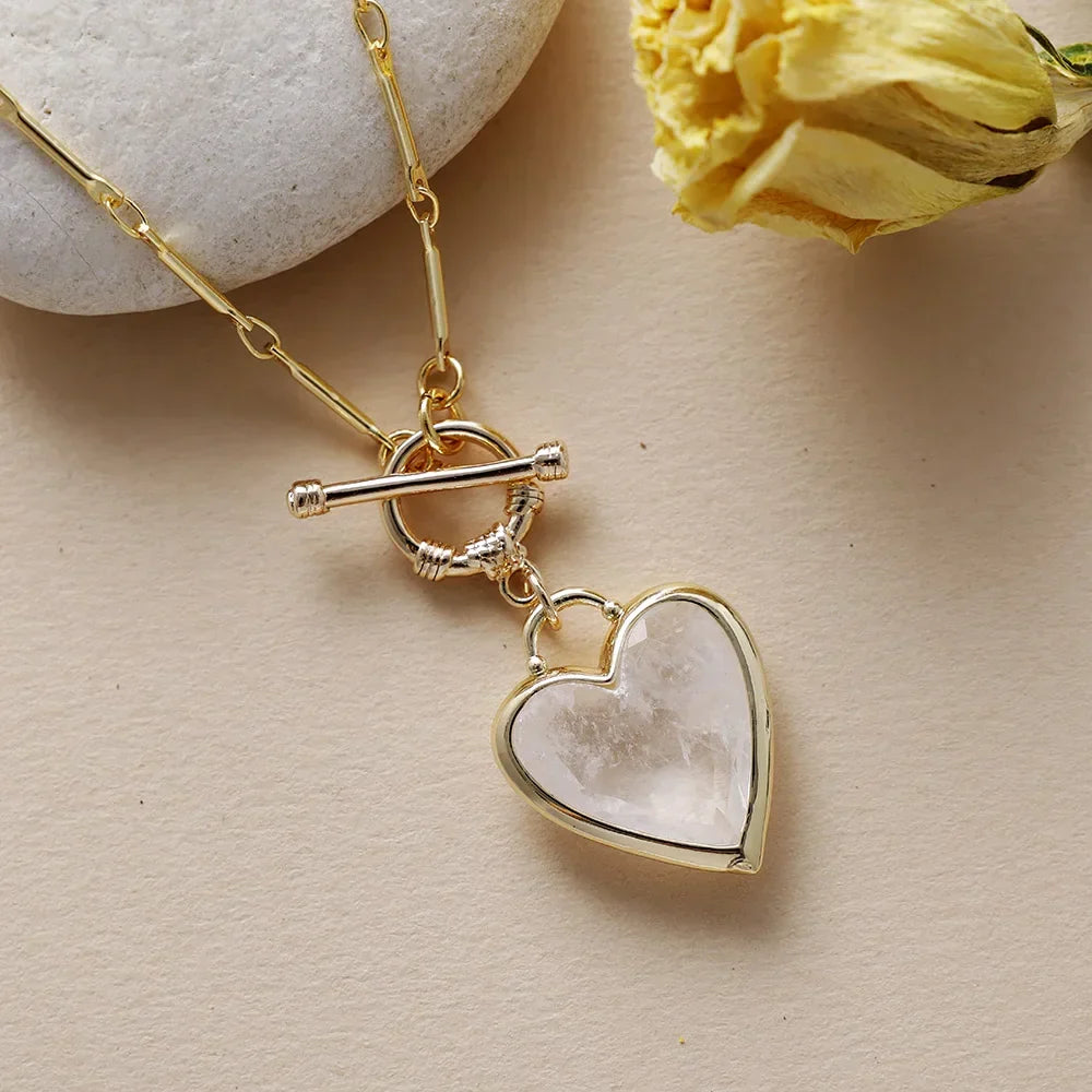 Elegante vergulde schakelketting met liefdesband