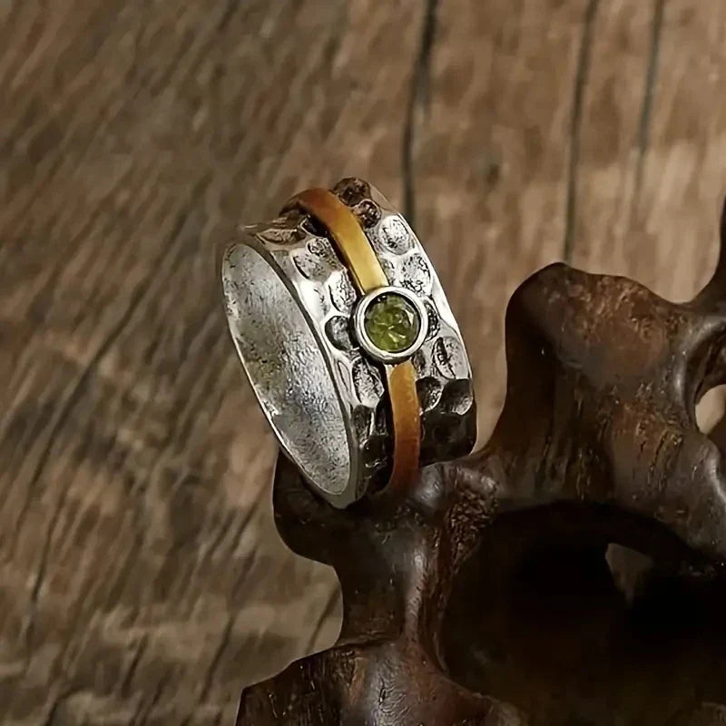 Gehamerde zilver- & goudkleurige bandring met peridoot
