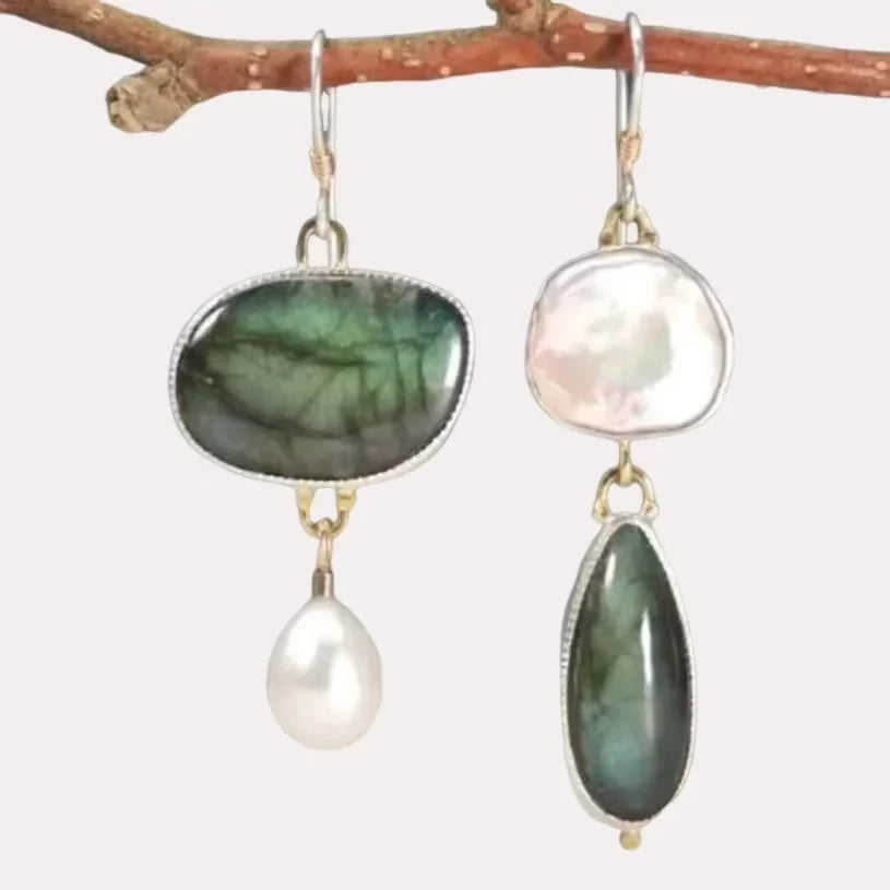 Elegante statement oorhangers met labradoriet en parel
