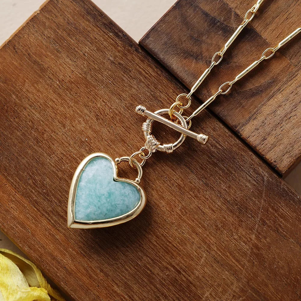 Elegante vergulde schakelketting met liefdesband