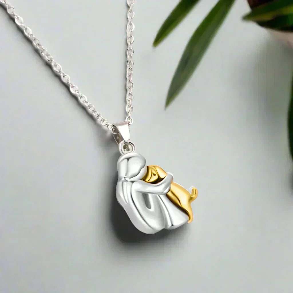 Taisha - Hug pendant necklace