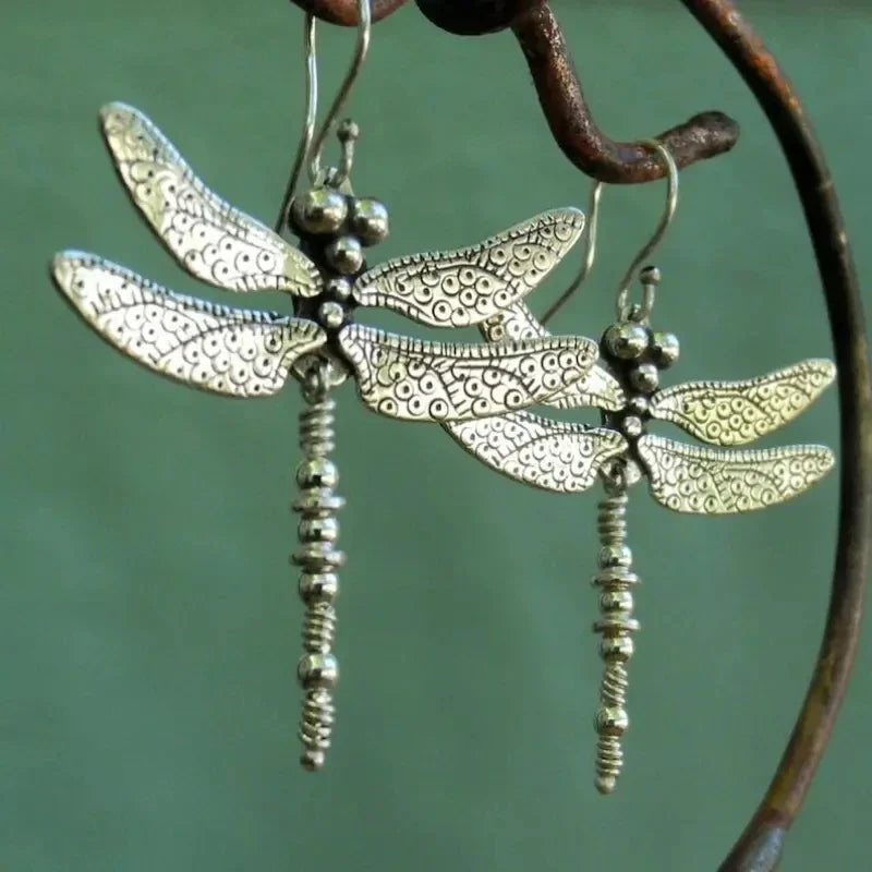 Zilverkleurige vintage retro oorbellen met gegraveerd libellepatroon