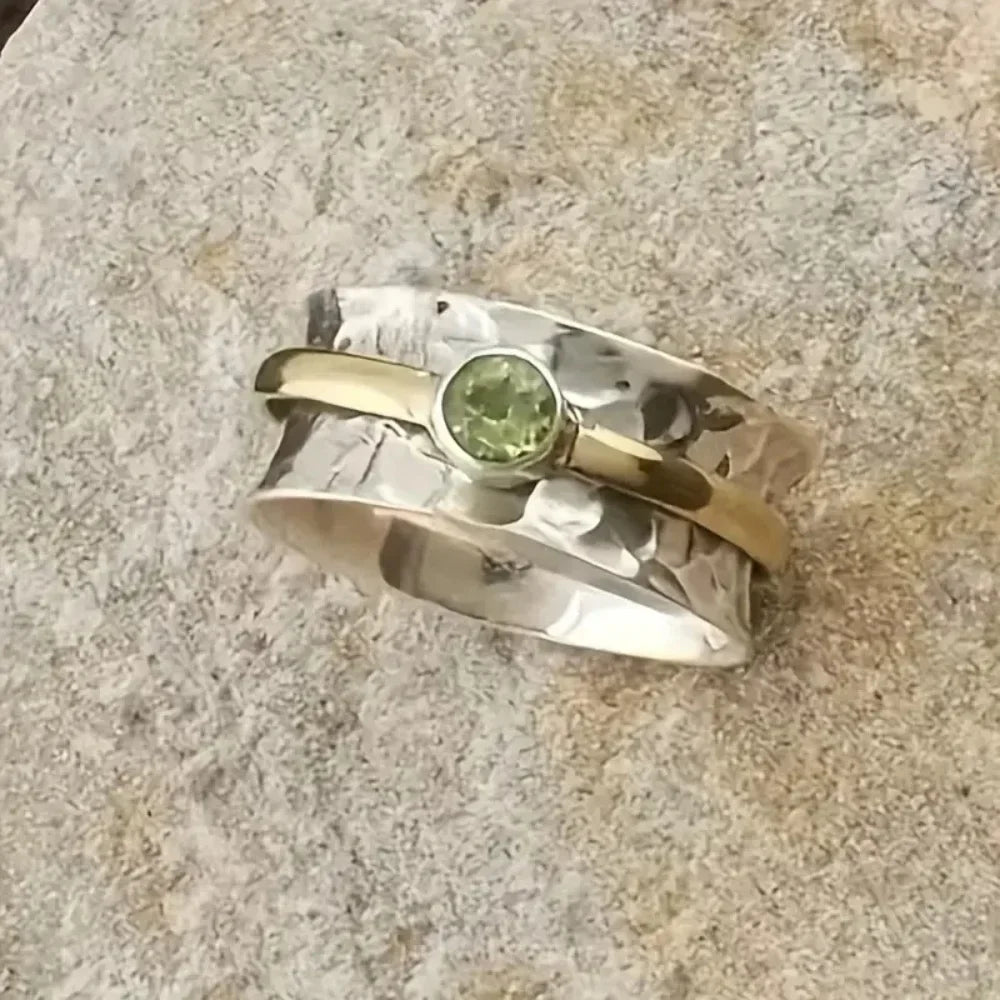 Gehamerde zilver- & goudkleurige bandring met peridoot