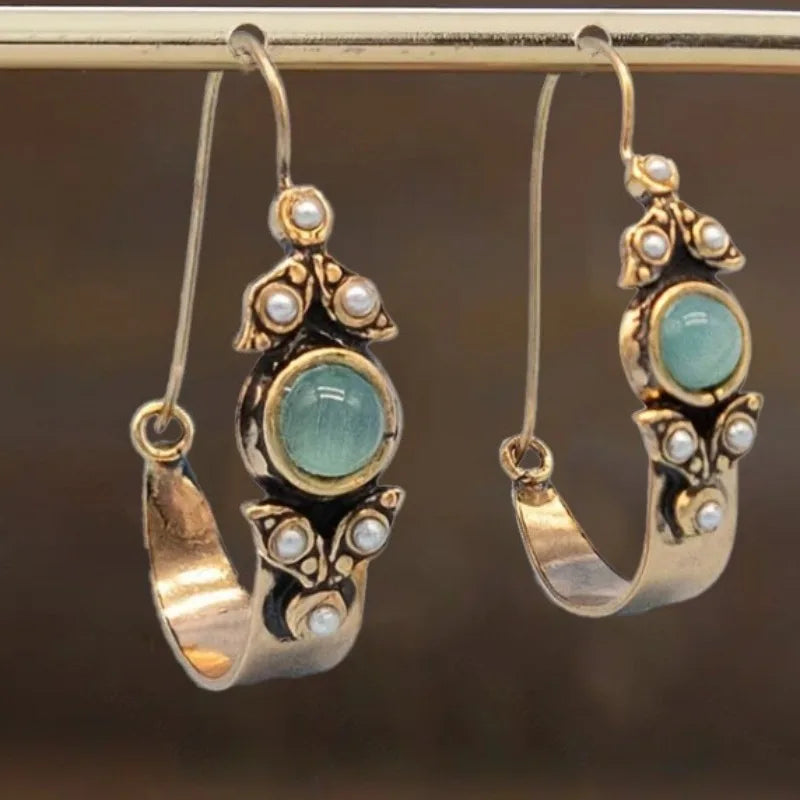Vintage oorringen met mintgroene cabochon en parel