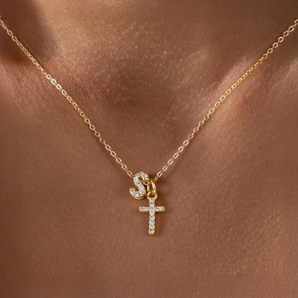 Fijne diamanten ketting met initiaal- en kruishanger
