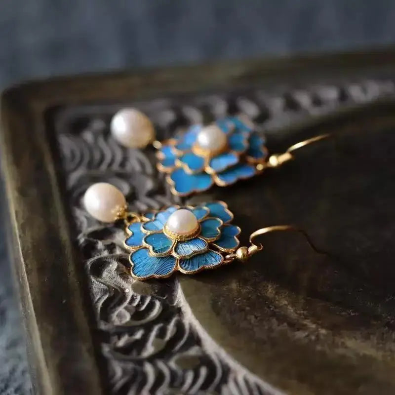 Vintage oorhangers met blauw emaille bloem en parel