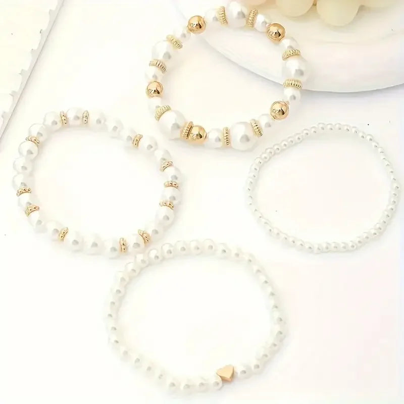 Stoere goudkleurig geaccentueerde parel armbandenstapel