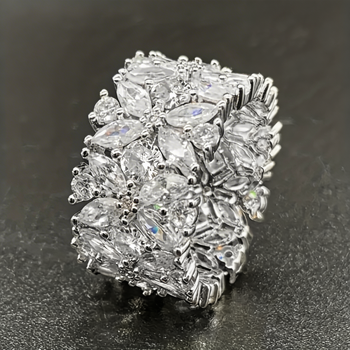 Stijlvolle brede diamantring met bloemencluster van zirkonia