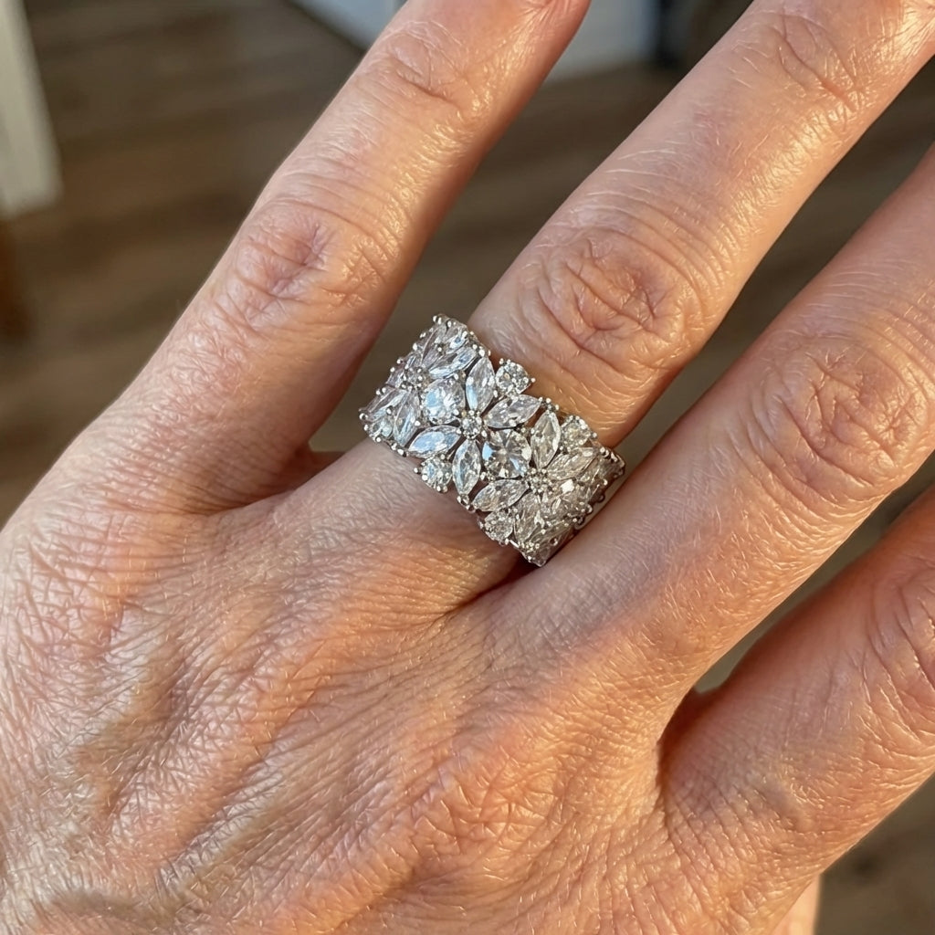 Stijlvolle brede diamantring met bloemencluster van zirkonia
