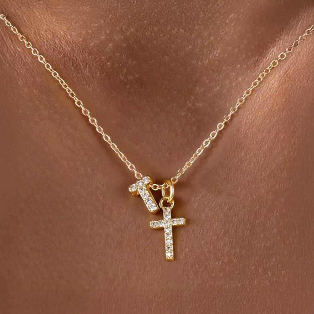 Fijne diamanten ketting met initiaal- en kruishanger
