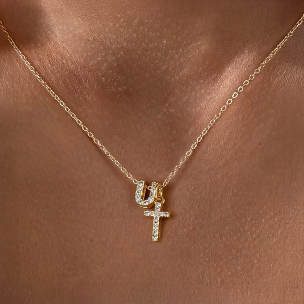 Fijne diamanten ketting met initiaal- en kruishanger
