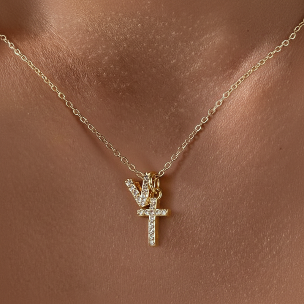 Fijne diamanten ketting met initiaal- en kruishanger