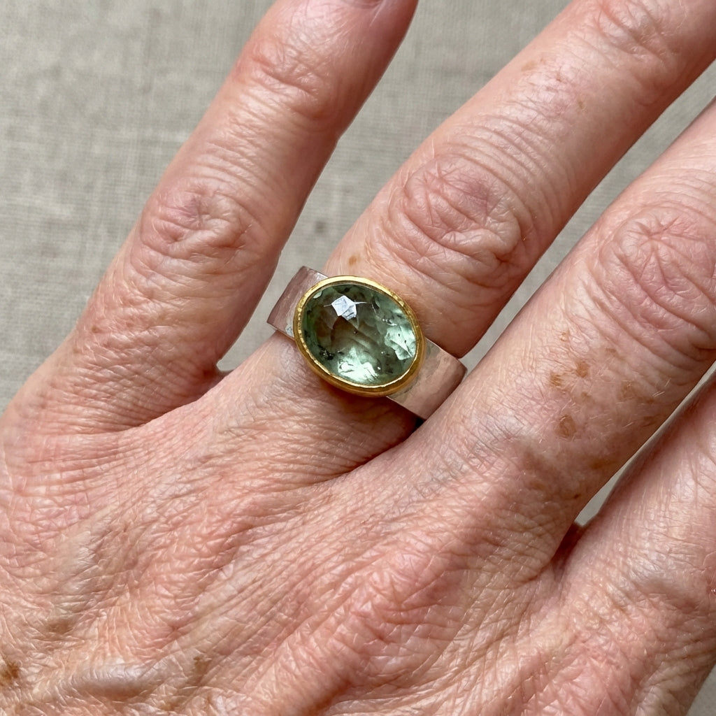 Vintage smaragdgroene gehamerde zilver- en goudkleurige ring