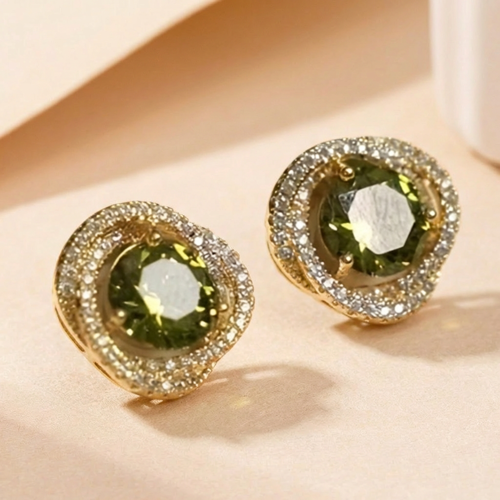 Vintage bloemoorknopjes met groene zirkonia en dubbele halo