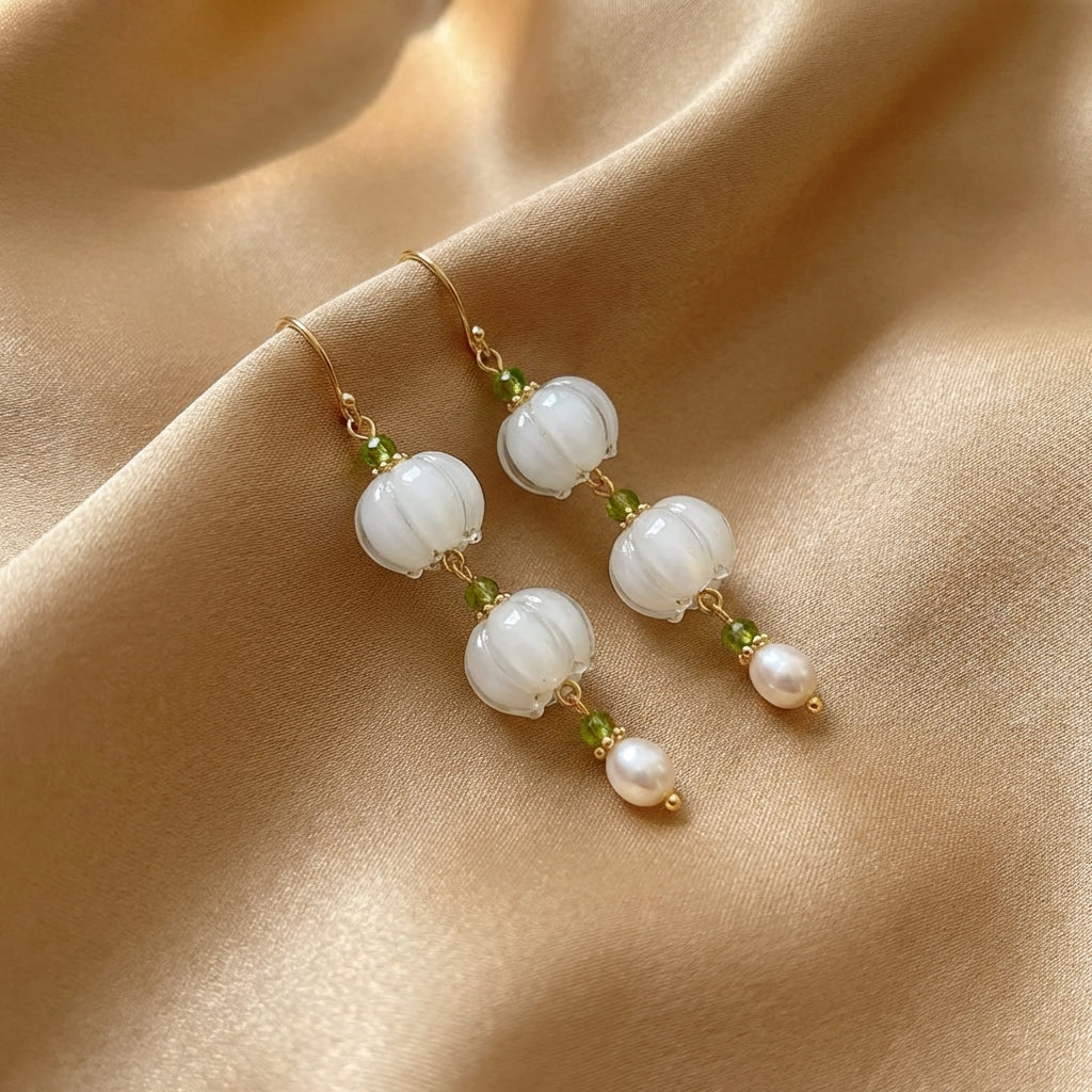 Vintage oorbellen met witte steen en parel
