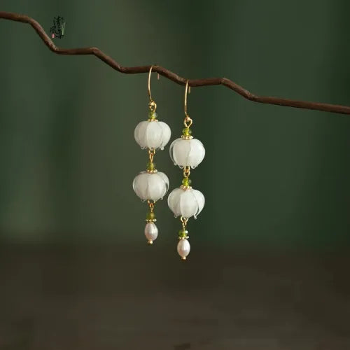Vintage oorbellen met witte steen en parel