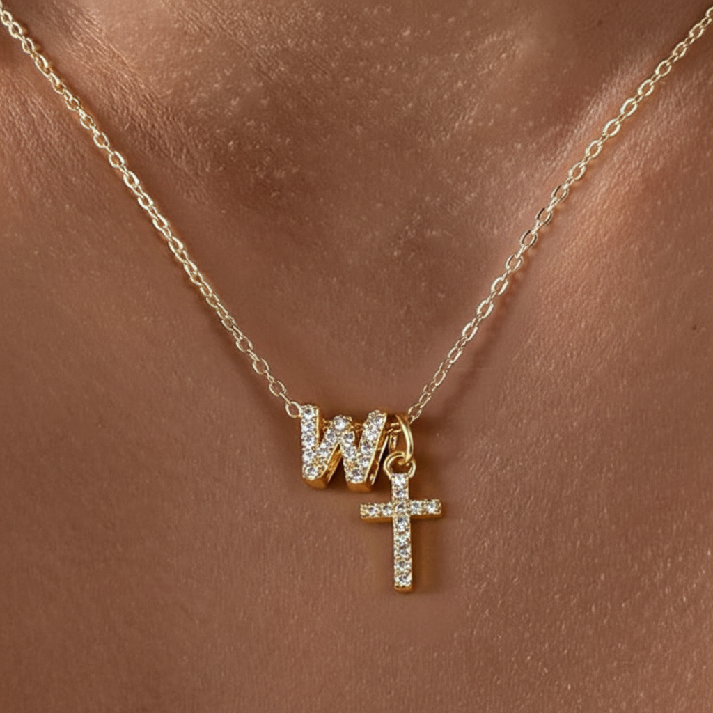 Fijne diamanten ketting met initiaal- en kruishanger