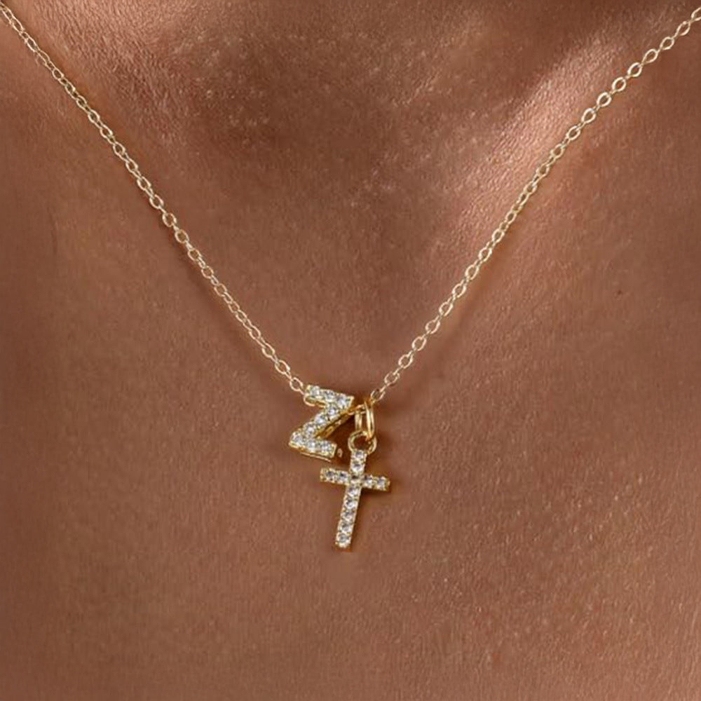 Fijne diamanten ketting met initiaal- en kruishanger