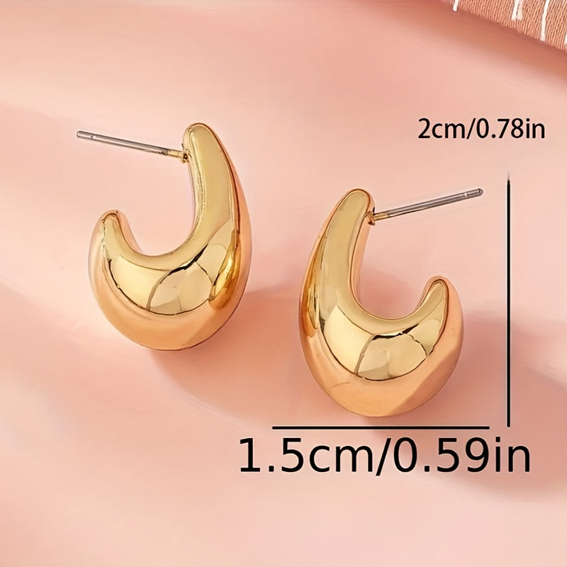 Minimalistische goudkleurige sculpturale C-vormige oorknopjes