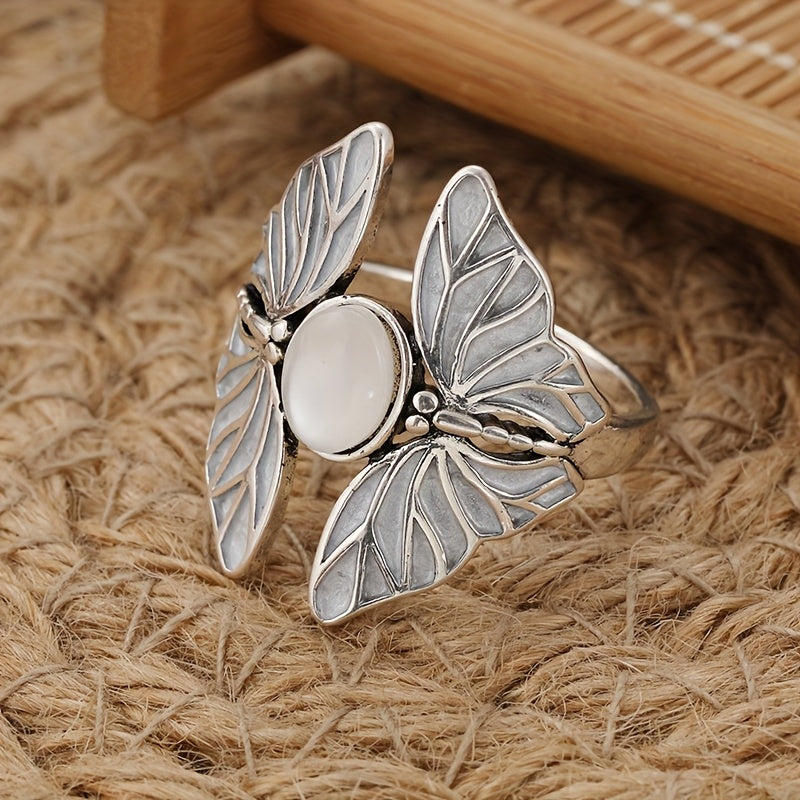 Elegante verzilverde vlinderring met ovale maansteen